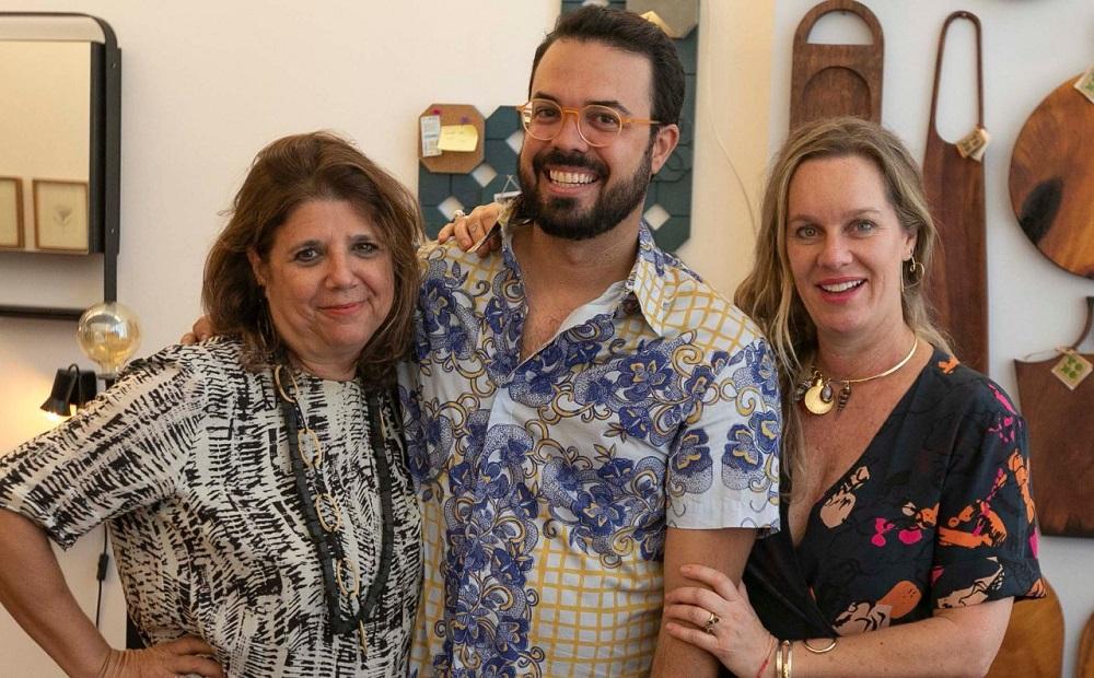 L&uacute;cia Costa Santos, da galeria Amparo 60, com o arquiteto Diogo Viana e Cris Rosenbaum, curadora da Feira na Rosenbaum