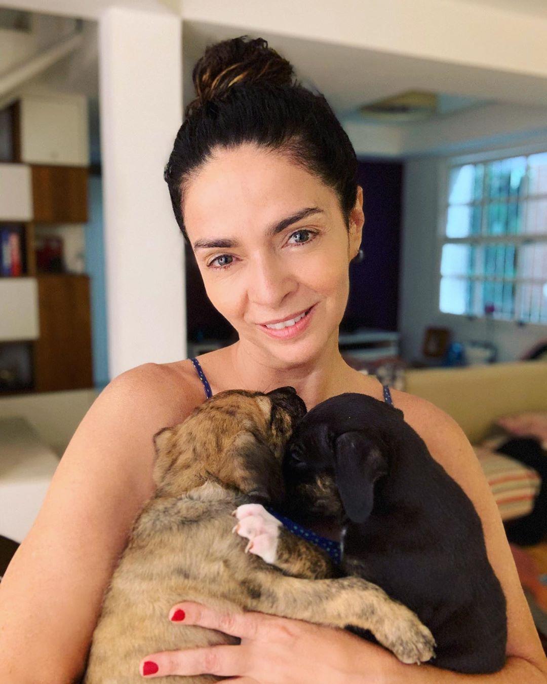 Claudia Ohana devolveu os cães ainda filhotes (Foto: Reprodução/Instagram)