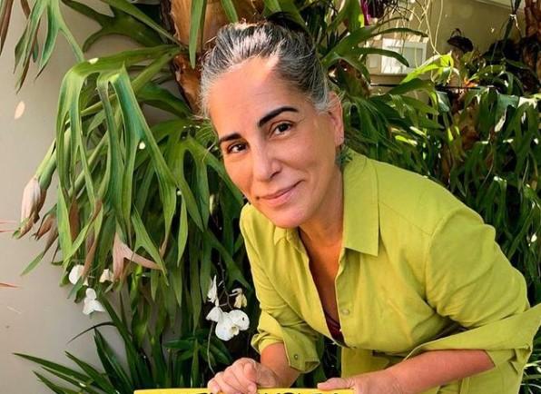 Gloria Pires assumiu os cabelos brancos durante a quarentena (Foto: Reprodução/Instagram)