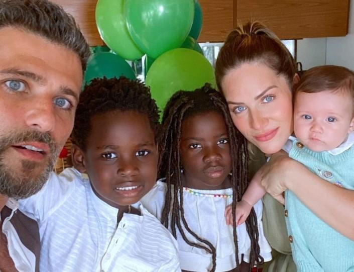 Bruno Gagliasso e Giovanna Ewbank posam com filhos: Natal