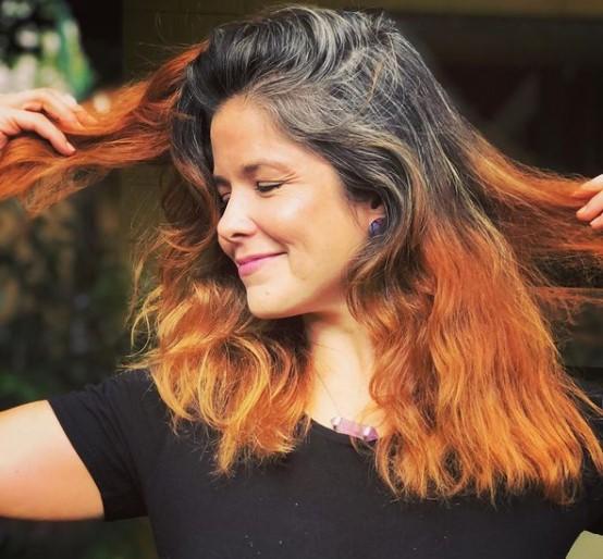 A atriz Samara Felippo assumiu os fios grisalhos (Foto: Reprodução/Instagram)