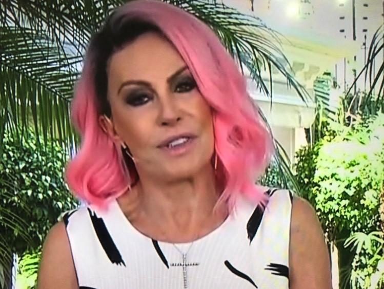 Ana Maria Braga surgiu com as madeixas rosa (Foto:  Reprodução/TV Globo)