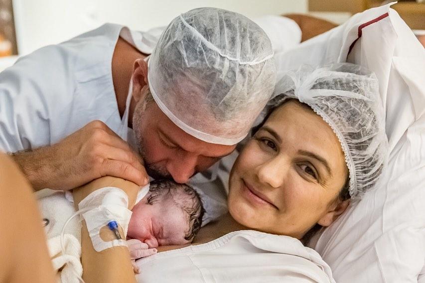 Malvino Salvador e Kyra Gracie após o parto de Rayan (Imagem: Reprodução/Instagram)