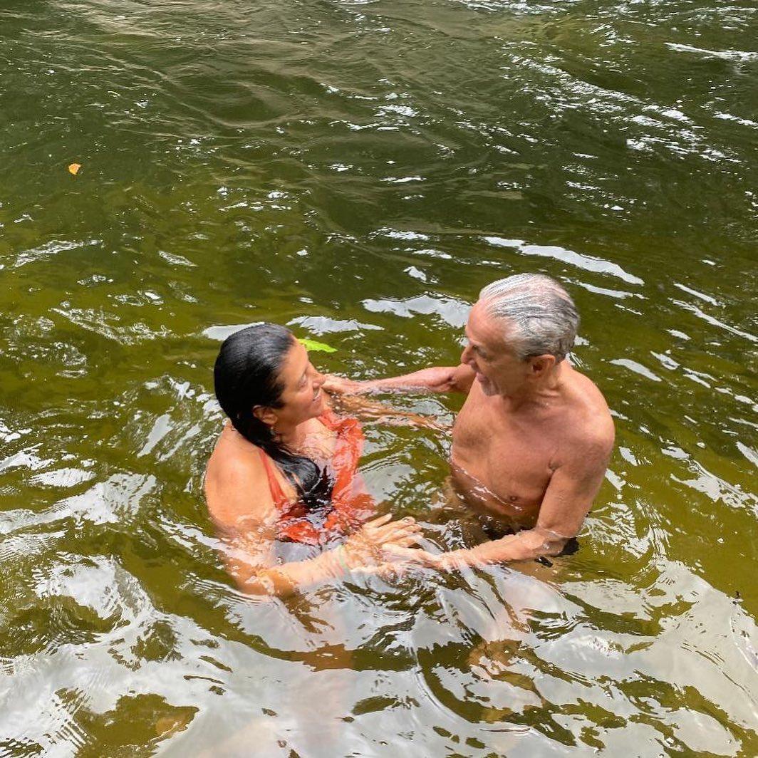 Regina Casé e Caetano Veloso curtem banho de rio (Imagem: Reprodução/Instagram)
