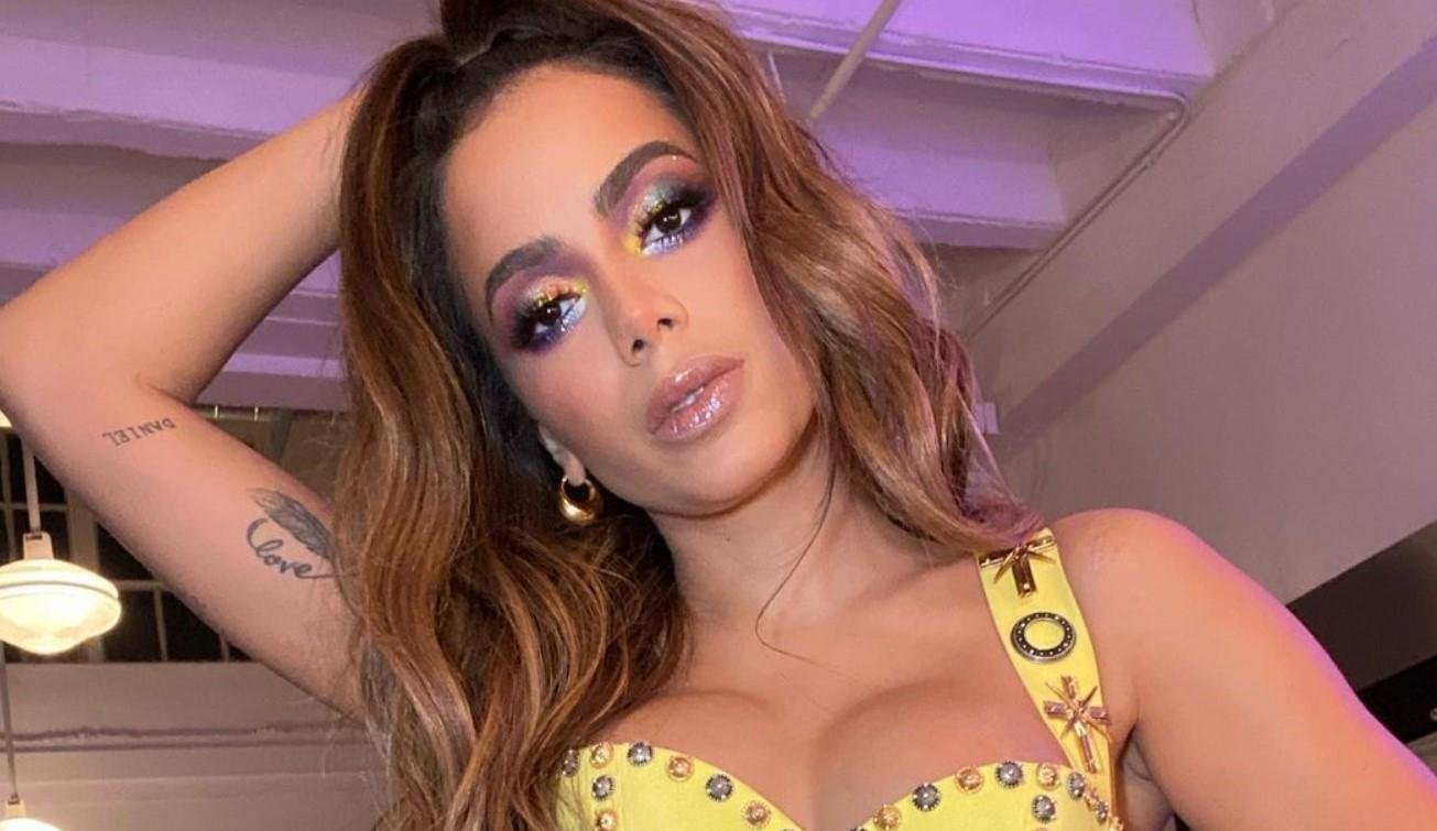 Depois de viralizar tatuando o ânus, Anitta revela ter tatuagem também nas  partes íntimas