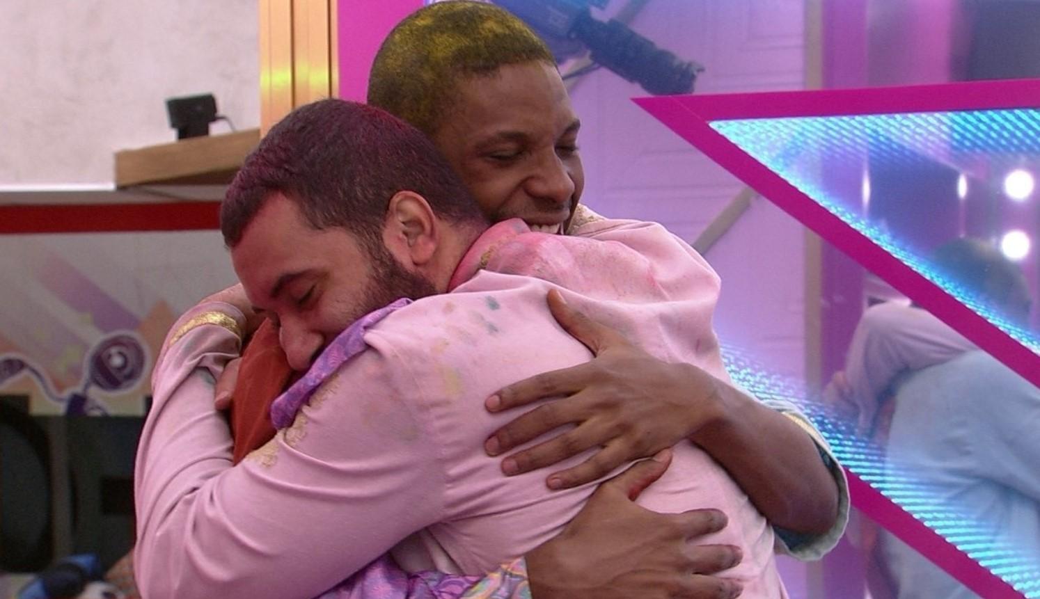 Lucas e Gilberto se beijaram no BBB21 (Foto: Reprodução/TV Globo)
