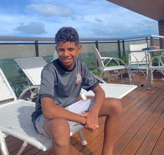 MC Bruninho, aos 13 anos, compra carro avaliado em R$ 220 mil - 01