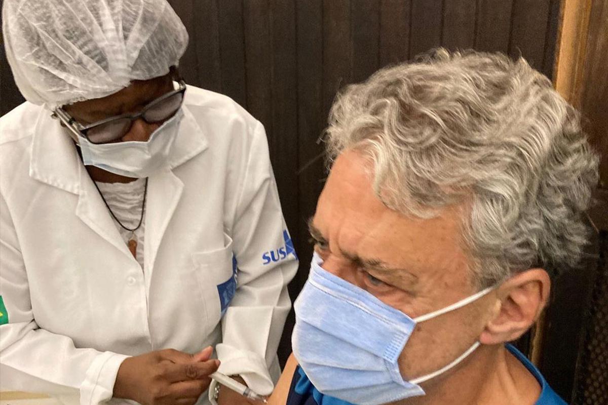 Chico Buarque é vacinado contra a Covid-19 (Imagem: Reprodução/Instagram)