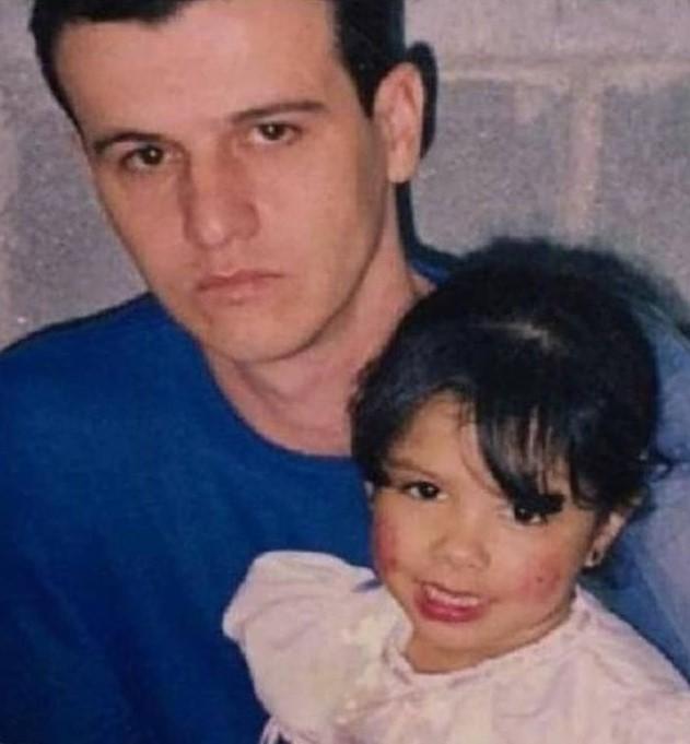 Cinthia Cruz ainda jovem ao lado do pai (Foto: Reprodução/Instagram)