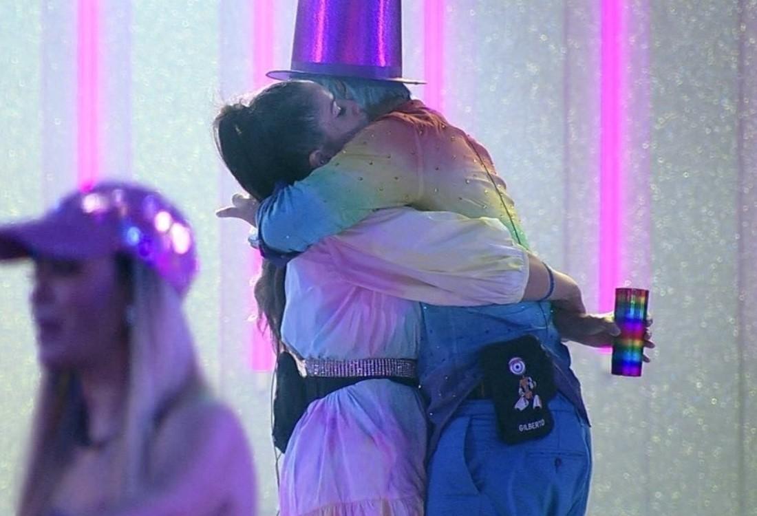 Juliette e Gilberto se abraçaram na festa  (Foto: Reprodução/TV Globo)