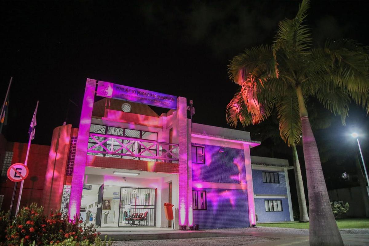 Edifício-sede da Prefeitura do Cabo de Santo Agostinho é decorado por luz lilás (Imagem: Divulgação)