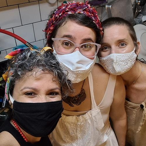 Jacqueline Farias, Lucia Helena Rodrigues e Manuela Lins estão à frente d'O Mundo Lá de Casa - Foto: Divulgação