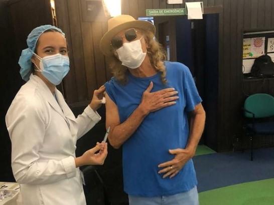 O cantor Alceu Valença tomando a vacina contra a Covid (Foto: Reprodução/Instagram)