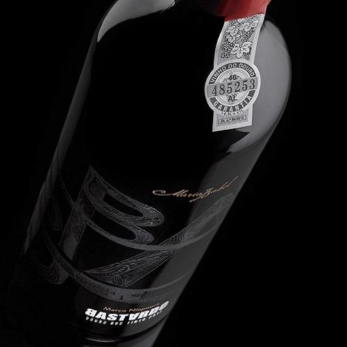 O Muse Design Awards 2021 premiou com Ouro, na categoria Packainging Design Wine, Beer & Liquor, o rótulo do vinho Bastardo, da QMI - Foto: Divulgação