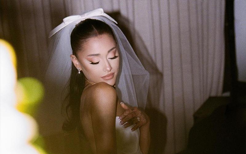 Ariana Grande com o vestido de noiva (Imagem: Reprodução/Instagram)