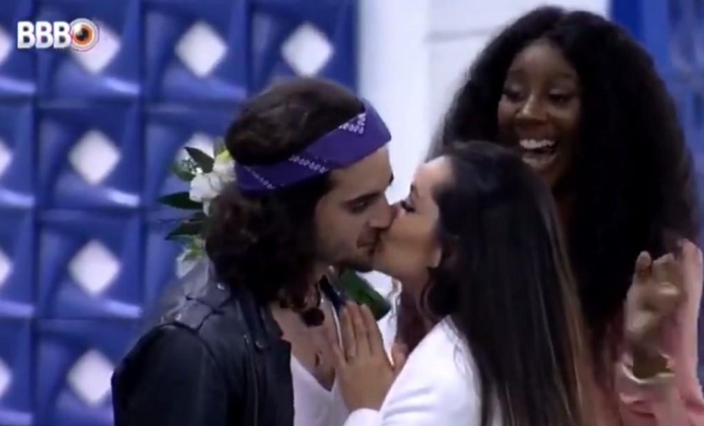 Fiuk e Juliette deram um beijo para comemorar que estão na final do BBB21 (Foto: Reprodução/TV Globo)
