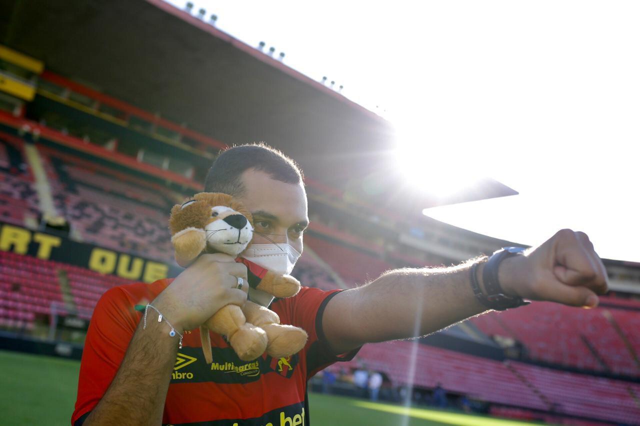Gilberto Nogueira (Gil do Vigor) na Ilha do Retiro, campo do Sport Clube do Recife (Foto: Anderson Stevens / Sport)