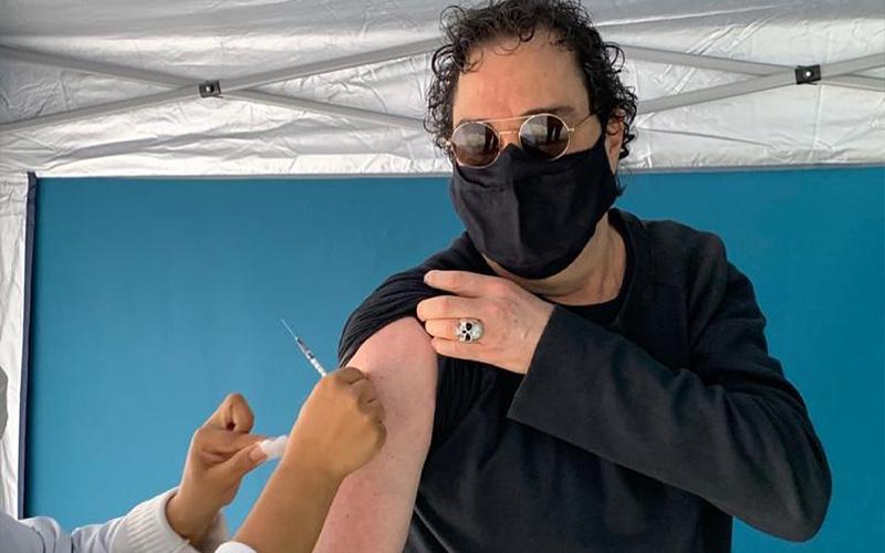 Walter Casagrande sendo vacinado contra a Covid-19 (Imagem: Reprodução/Instagram)