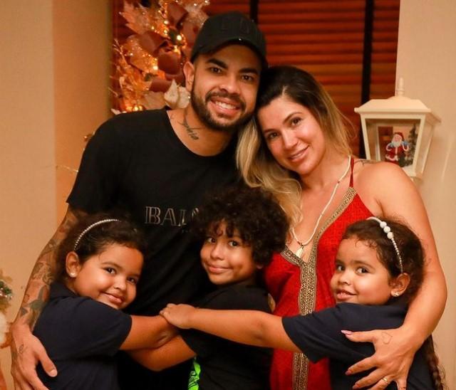 Dentinho, Dani Souza e família (Foto: Reprodução/Instagram)