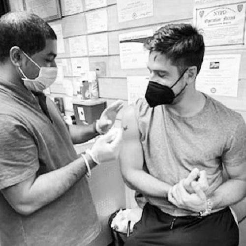 Marco Pigossi recebeu o imunizante contra a covid-19 na Califórnia - Foto: reprodução