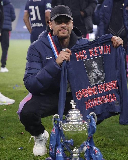 Neymar com camisa em homenagem a MC Kevin, após a vitória do PSG na Copa da França - Foto: reprodução