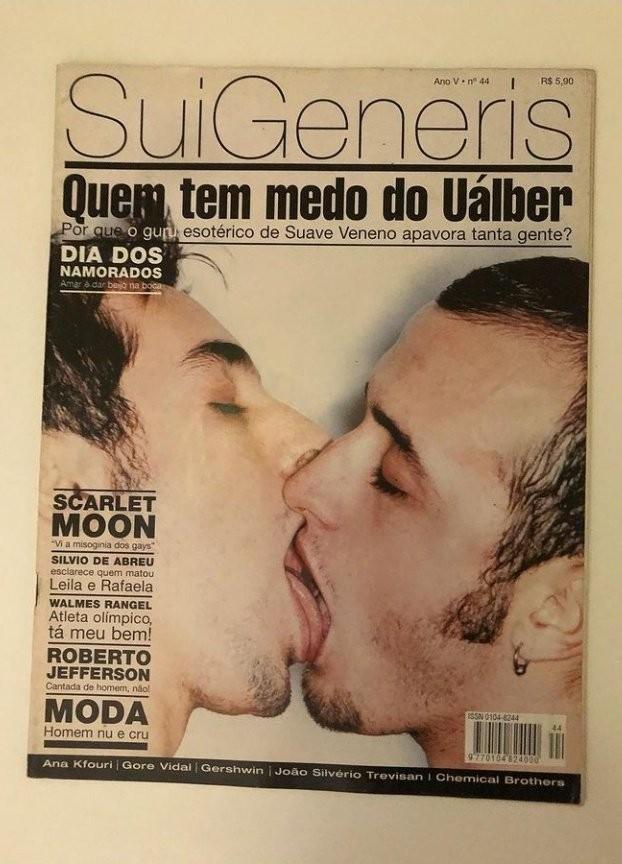 Capa da revista Sui Generis, de junho de 1999, com beijo de Paulo Gustavo e o namorado da época, Fábio - Foto: reprodução