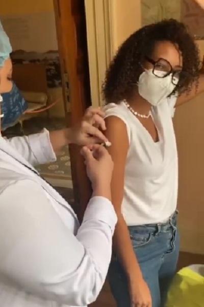 Taís Araújo tomou primeira dose de vacina contra a covid-19 - Imagem: reprodução