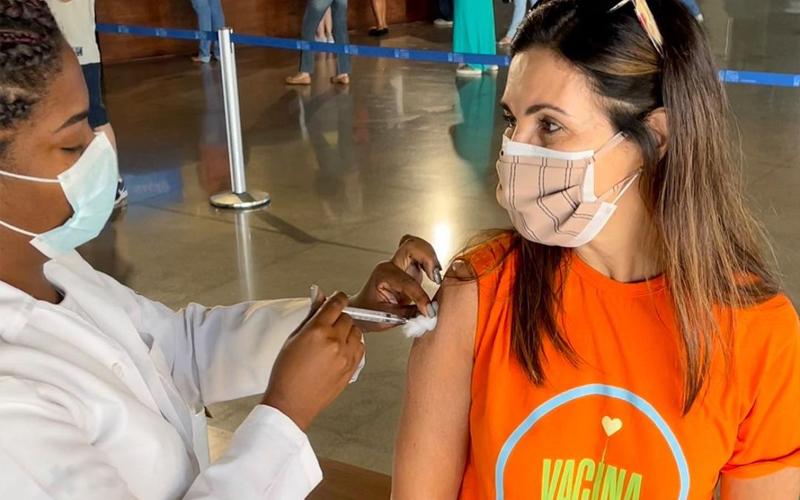 Fatima Bernardes sendo vacinada contra a Covid-19 (Imagem: Reprodução/Instagram)