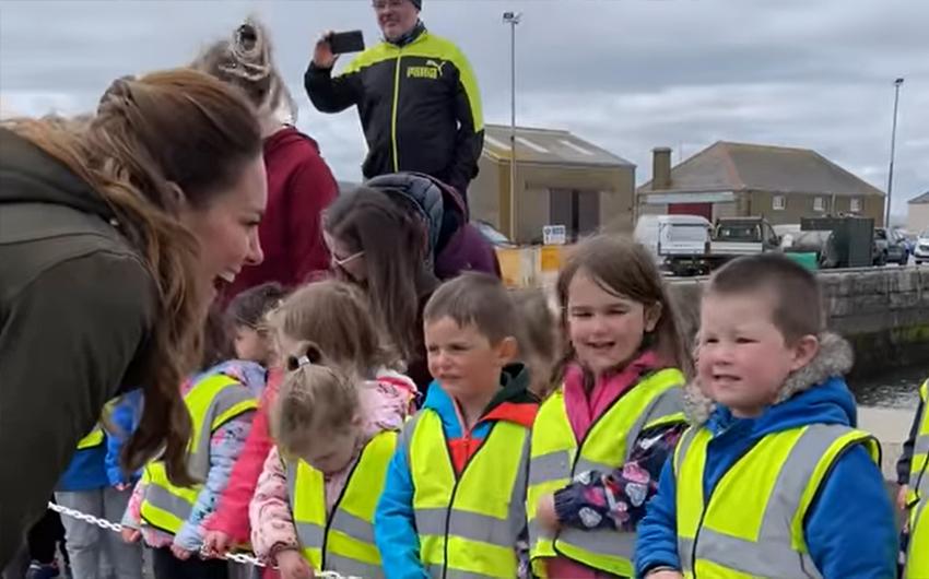 Kate Middleton conversando com crianças na Escócia (Imagem: Reprodução/YouTube)