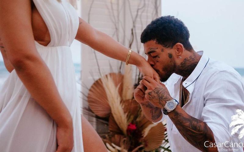 MC Kevin beija a mão de Deolane Bezerra no dia do casamento (Imagem: Reprodução/Instagram)