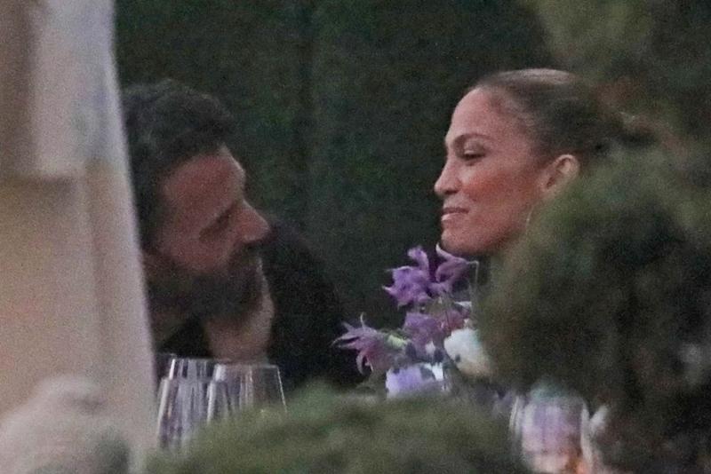 Jennifer Lopez e Ben Affleck trocam carícias (Foto: Reprodução/ Page Six)