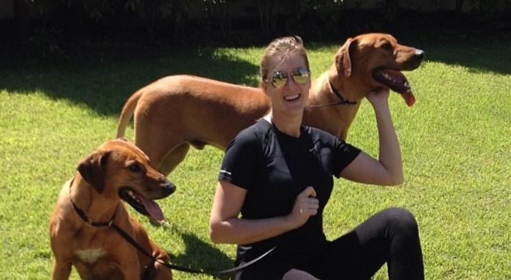 Ana Hickmann e os cachorros de estimação (Foto: Reprodução/Internet)