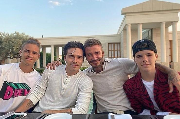 David Beckham acompanhado dos três filhos: Romeo, Brooklyn e Cruz (Foto: Reprodução/Instagram)