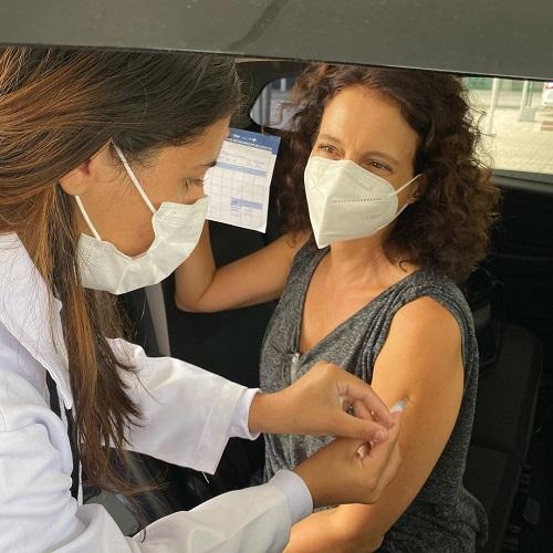 Denise Fraga no momento em que foi vacinada - Foto: reprodução @denisefragaoficial
