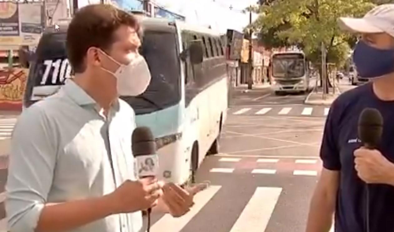 Jornalista é quase atropelado ao vivo (Foto: Reprodução/TV Verdes Mares)