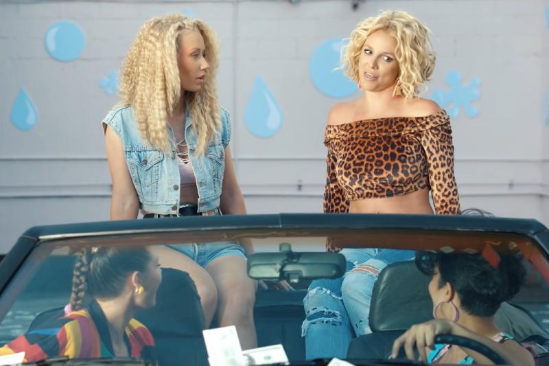 Iggy Azalea e Britney Spears no clipe de 'Pretty girls' (imagem: Reprodução)