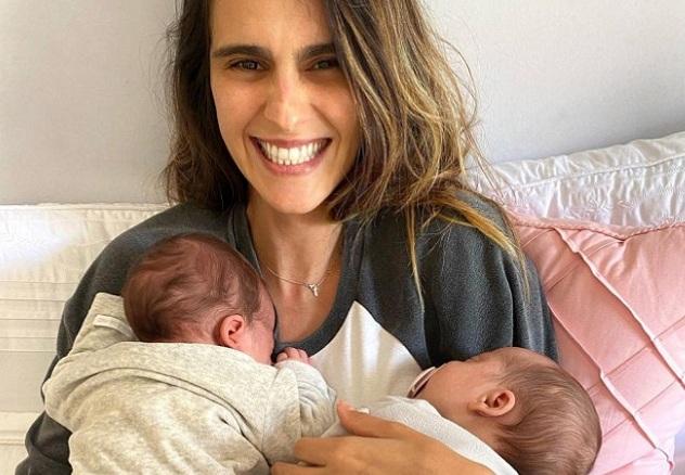 Marcella Fogaça com as gêmeas, fruto de seu relacionamento com o ator Joaquim Lopes (Foto: Reprodução/Instagram)