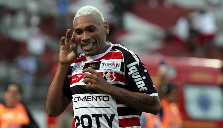 Fl&aacute;vio Ca&ccedil;a-Rato com a camisa do Santa Cruz. (Foto: Acervo/JC Imagem).