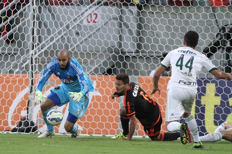 Danilo Fernandes com a camisa do Sport
