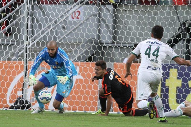 Danilo Fernandes com a camisa do Sport