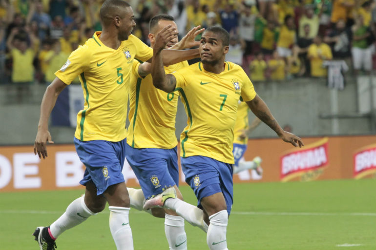 Douglas Costa continua no radar da seleção brasileira. Foto: Guga Matos/Acervo JC Imagem