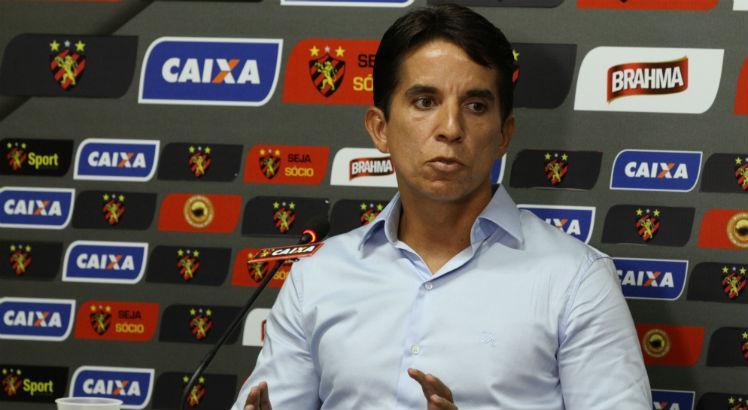 Leonardo Lopez minimizou situação, afirmando que quase todos os clubes passam por problemas. Foto: Guga Matos/JC Imagem