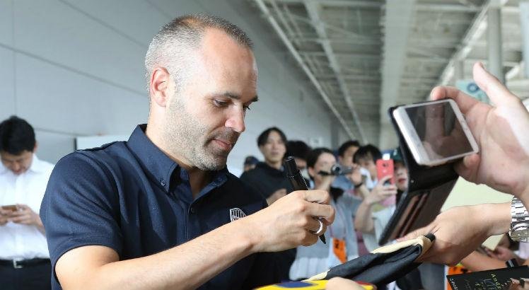 Iniesta &eacute; &iacute;dolo do Barcelona e estava jogando pelo Vissel Kobe, do Jap&atilde;o