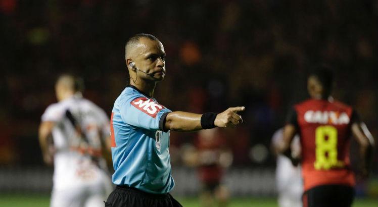Wilton Pereira Sampaio foi um dos escolhido para apitar o primeiro jogo da final do Pernambucano de 2021