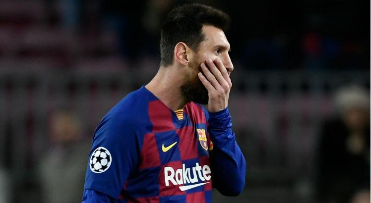Messi tentou deixar o Barcelona para acertar com o Manchester City, mas o clube catal&atilde;o vetou a transfer&ecirc;ncia
