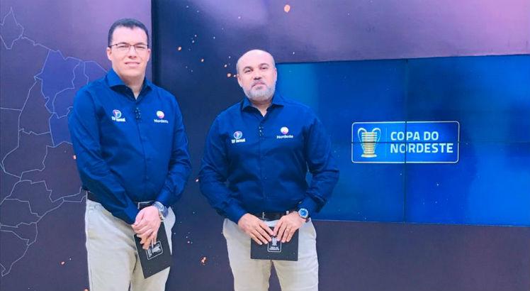 Aroldo Costa e Maciel Junior (direita) também transmitem a Copa do Nordeste na TV Jornal. Foto: Marina Tigre/TV Jornal