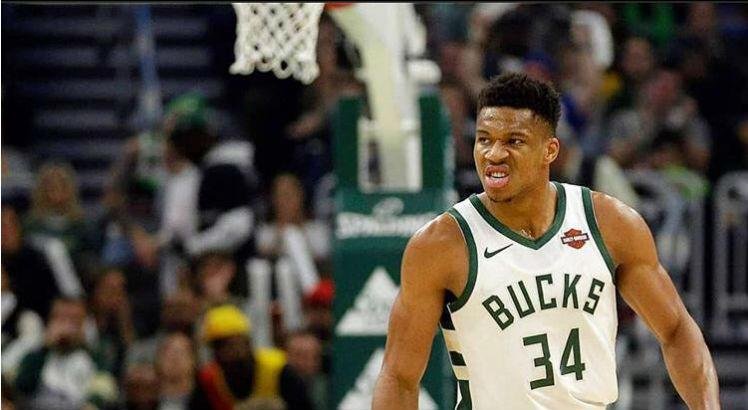 Bucks x Warriors ter&aacute; em quadro um duelo a parte: Giannis Antetokounmpo (foto) x Stephen Curry 