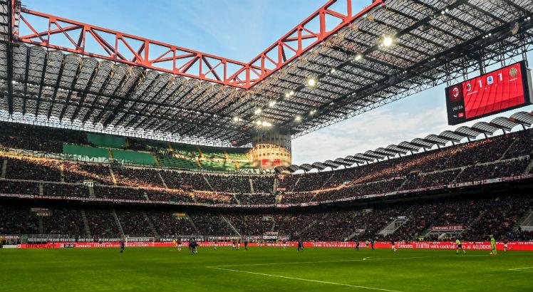 San Siro, em jogos do Milan, ou Giuseppe Meazza, em jogos da Inter, est&aacute;dio &eacute; dividido pela dupla desde os anos 40