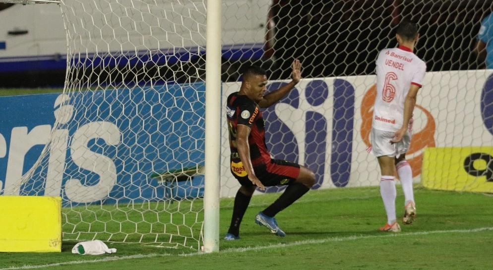 Mikael será titular na estreia do Pernambucano contra o Vitória-PE.
Foto: Alexandre Gondim/JC Imagem