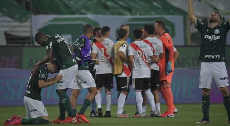 Palmeiras sofreu para passar pelo River Plate, enquanto o Santos atropelou o Boca Juniors. Foto: AFP